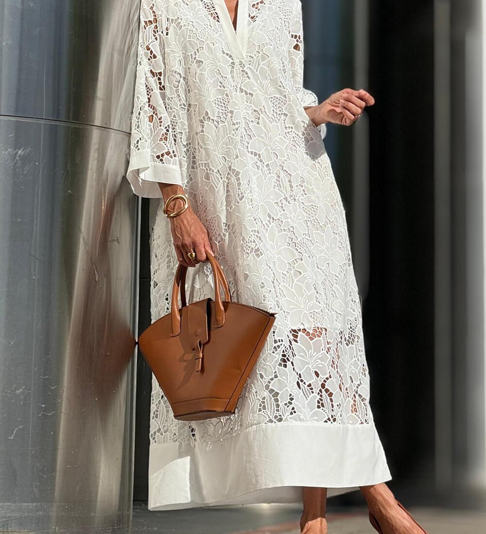 Magdalena – Midi šaty s výstřihem do V a květy – plážový glamour, barva: bílá