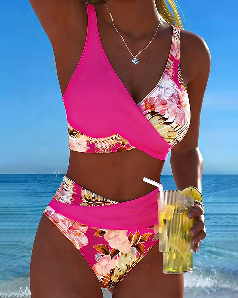 Marie – Bikiny s kontrastním květinovým vzorem a výřezem, barva: fuchsiová