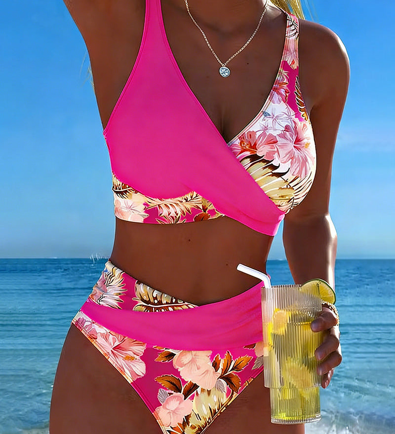 Marie – Bikiny s kontrastním květinovým vzorem a výřezem, barva: fuchsiová