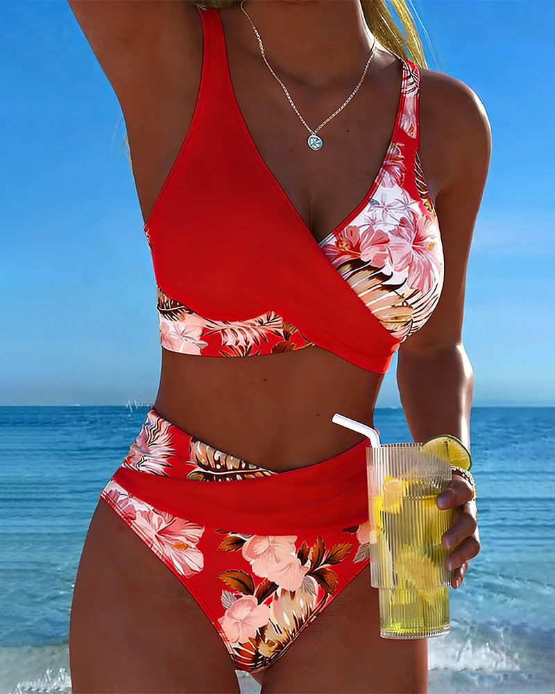 Marie – Bikiny s kontrastním květinovým vzorem a výřezem, barva: červená