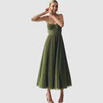 Adéla - Elegantní moderní model s odhalenými zády