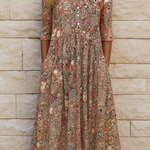 Olivia – Elegantní šaty s výstřihem do V, barva: béžová
