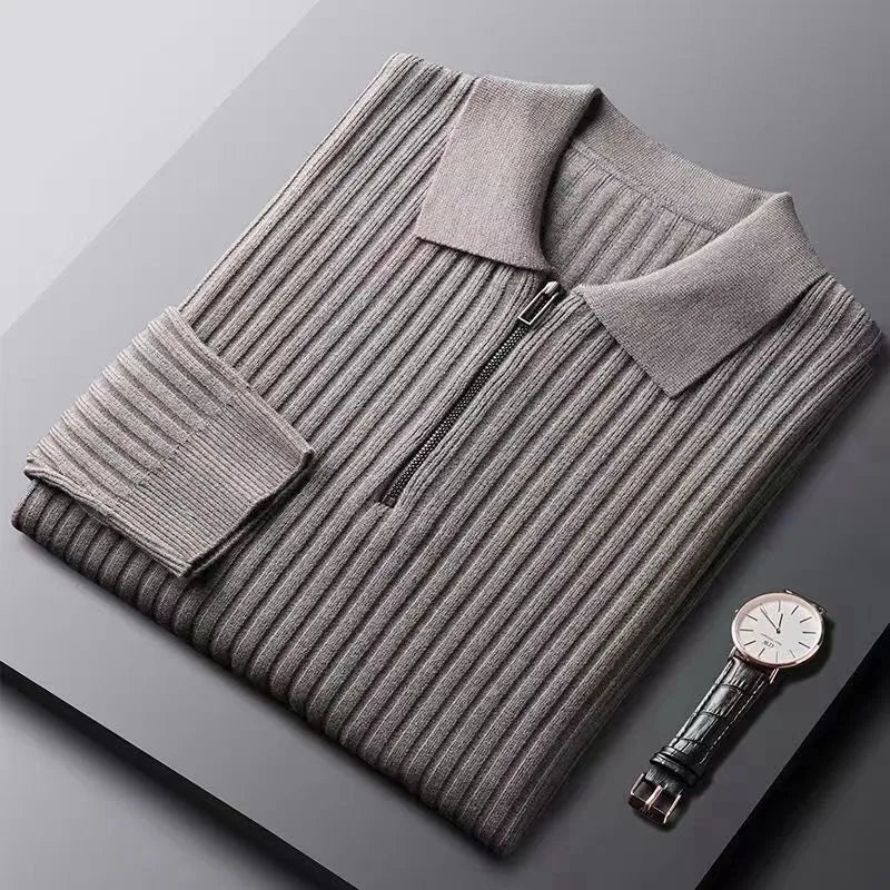 Elegantní svetr s pruhovaným vzorem a zipem