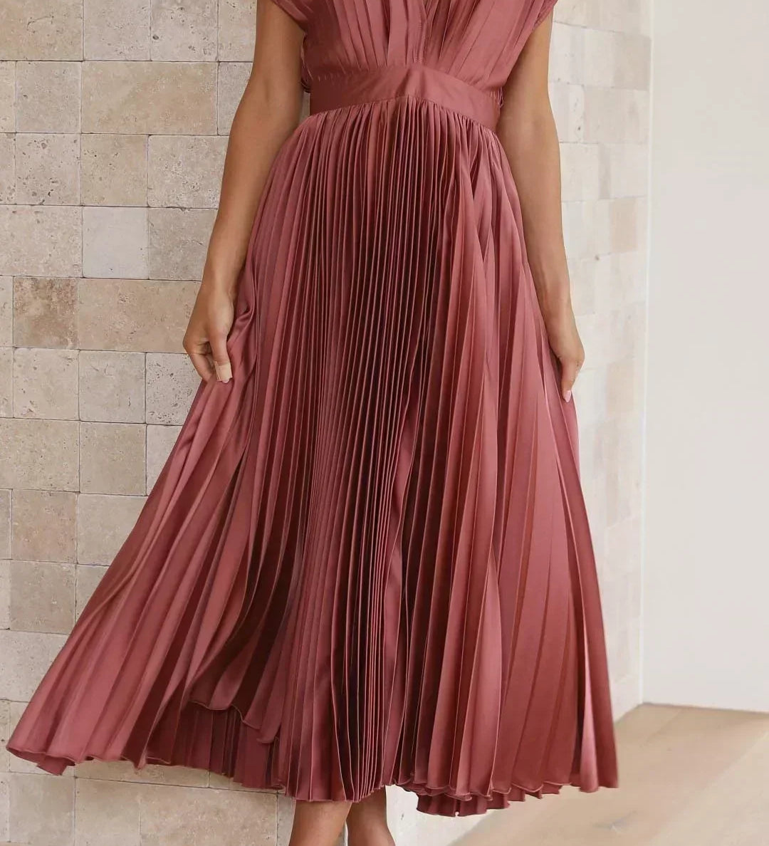 Sina – Elegantní plisované šaty