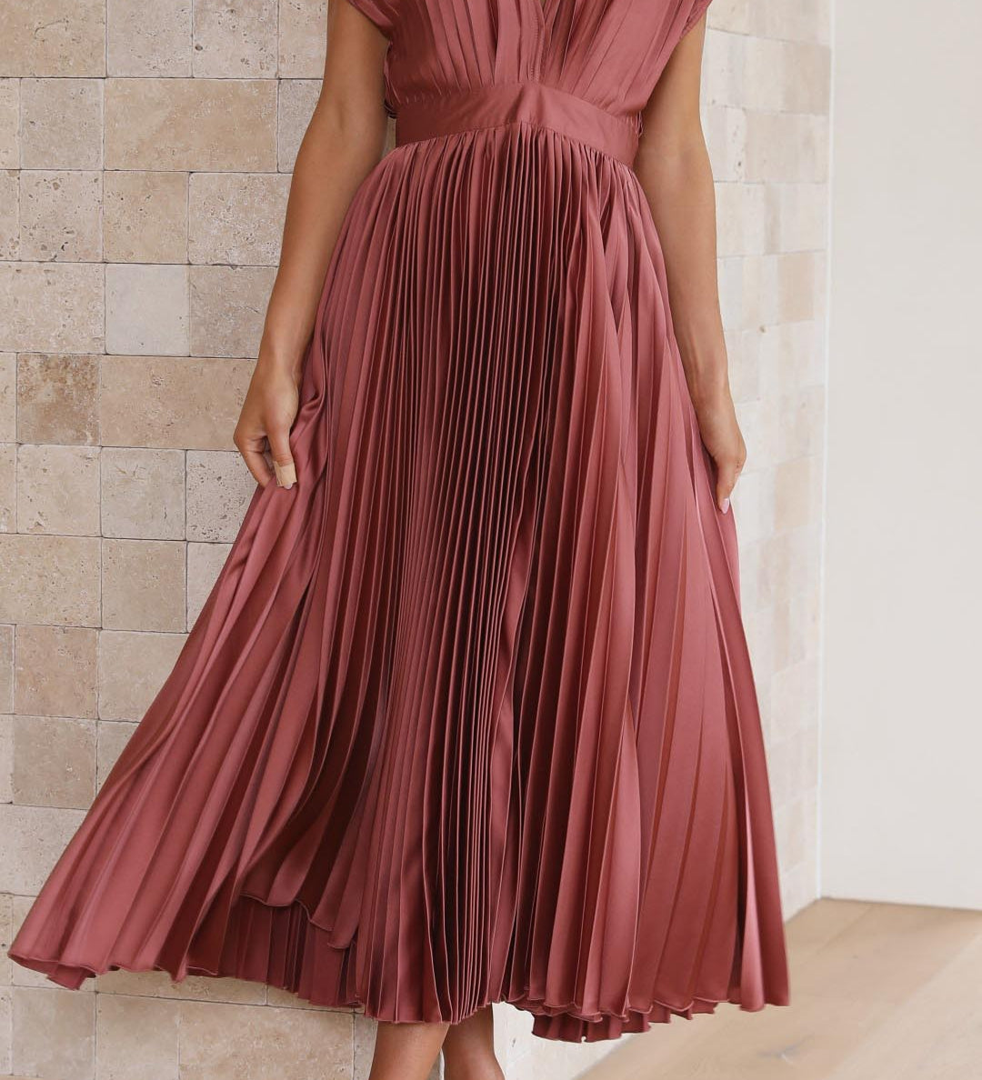 Sina – Elegantní plisované šaty, barva: růžová